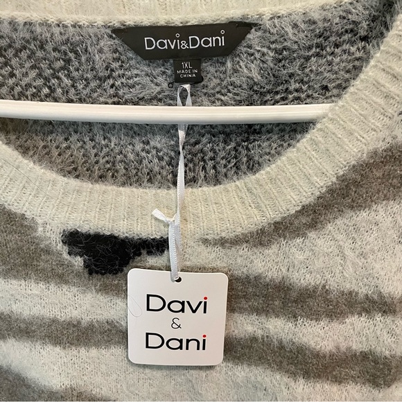 🆕 Davi & Dani Pixel Camo Pullover Sweater - Picture 3 of 3